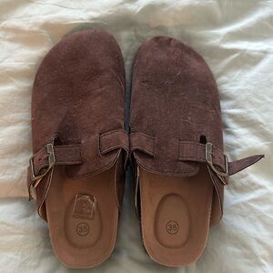 Brown mules